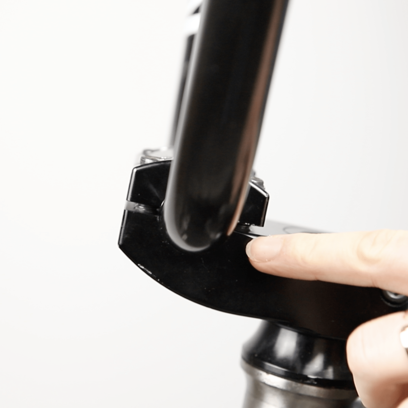 TUTO Installer un guidon- serrer la potence-5 | LES TROIS ROUX BMX SHOP